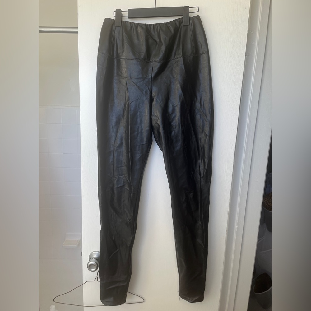 Wilfred Free black vegan Daria leggings